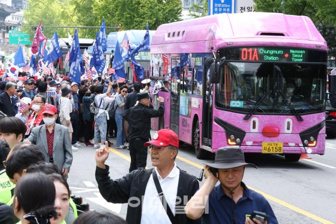 [포토]잘못된 도로 통제로 불안한 규탄대회