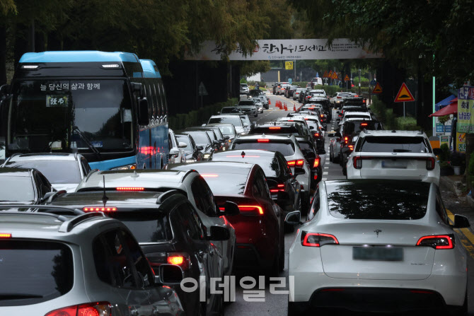[포토]추석 앞두고 성묘객들로 북적이는 인천가족공원