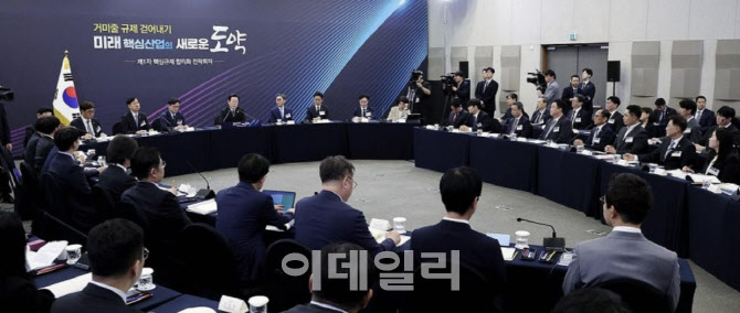 이 대통령, 다음달 ‘규제 토론회’ 주재…‘거미줄 규제’ 걷어내기 속도전