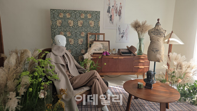 TV 밖으로 나온 홈쇼핑…SK스토아, '패션 쇼룸' 승부수[르포]