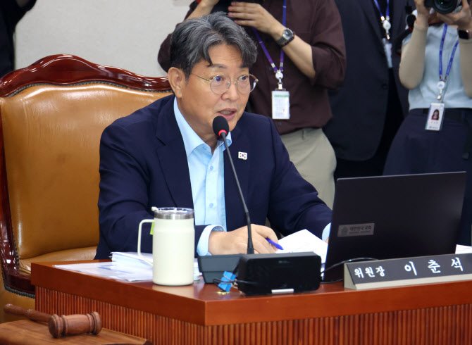 경찰, '차명 주식거래' 이춘석 3차 조사…보좌관도 잇따라 조사