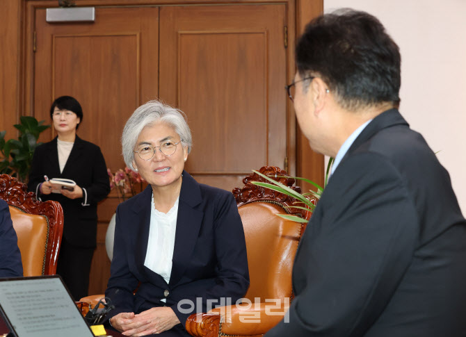 [포토]우원식 국회의장 접견하는 강경화 주미한국대사 내정자