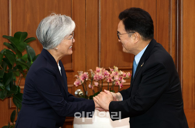 [포토]인사 나누는 우원식 국회의장-강경화 주미한국대사 내정자