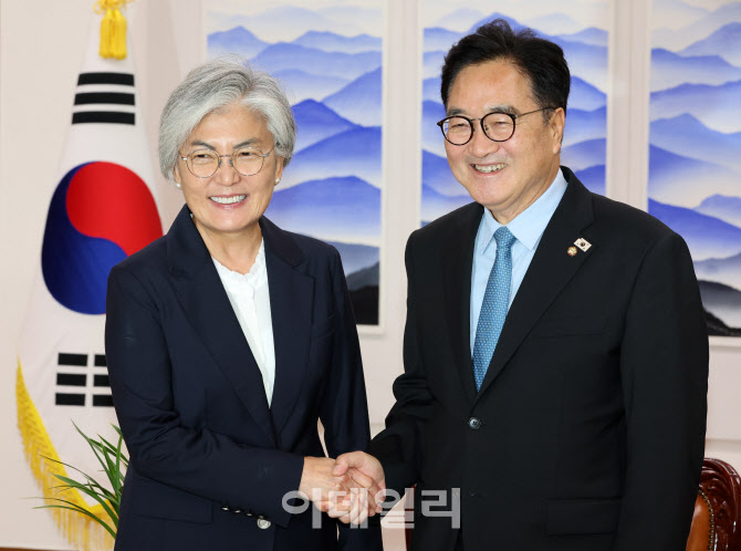 [포토]우원식 국회의장, 강경화 주미한국대사 내정자 접견