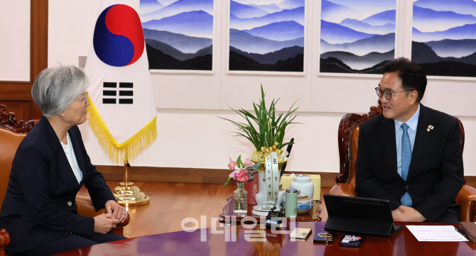 [포토]이야기 나누는 우원식 국회의장-강경화 주미한국대사 내정자