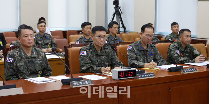 [포토]국방위원회 전체회의 참석한 각군 지휘관들