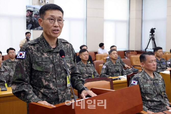 [포토]현안보고하는 김규하 육군참모총장