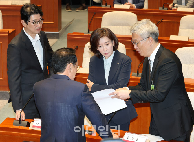 [포토]이야기 나누는 주진우-김도읍-나경원-김종민