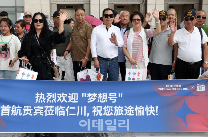 [포토] 따뜻한 환대 받는 중국인 관광객