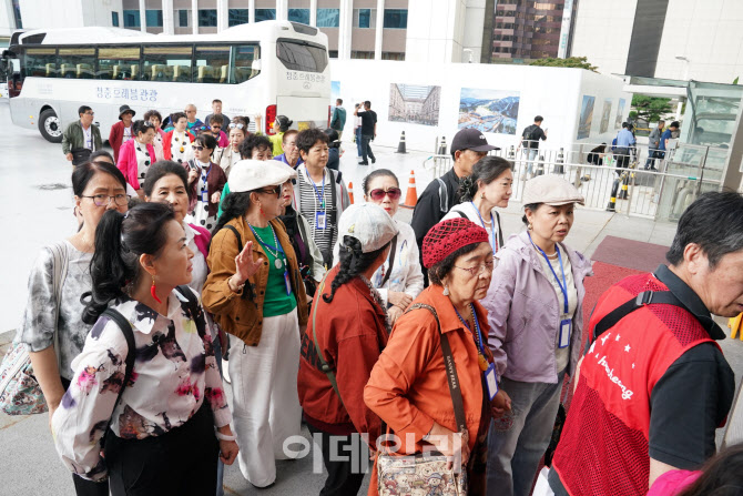 "무비자로 한국가자"…크루즈 1700여명 승객, 롯데免 방문