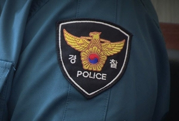 "내 차도 들어갈래" 차로 바리케이드 들이 박고 붕붕