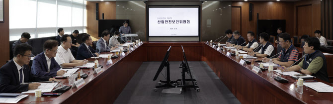 한전KDN, ‘안전강화’ 방염작업복 지급…공공기관 최초