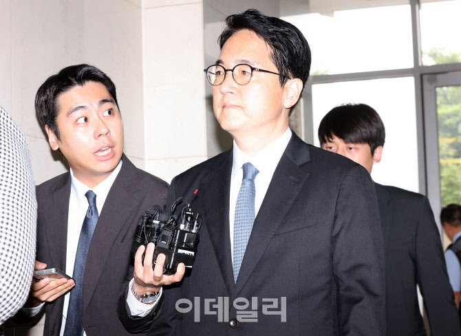 [포토]해병대 특검에 피의자 신분으로 출석하는 심우정 전 검찰총장