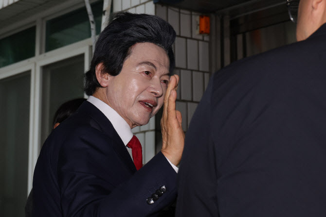 허경영, '신도 추행·사기' 첫 재판서 혐의 전면 부인…"경찰이 조작"