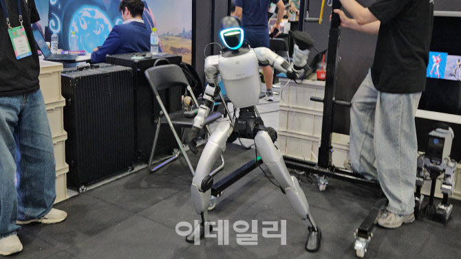 "오늘은 내가 사자보이즈"…소다팝 춤추는 AI 로봇[르포]