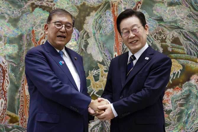 [속보] 대통령실 “한일 정상, 북극항로 문제 심도 깊은 대화 나눠”