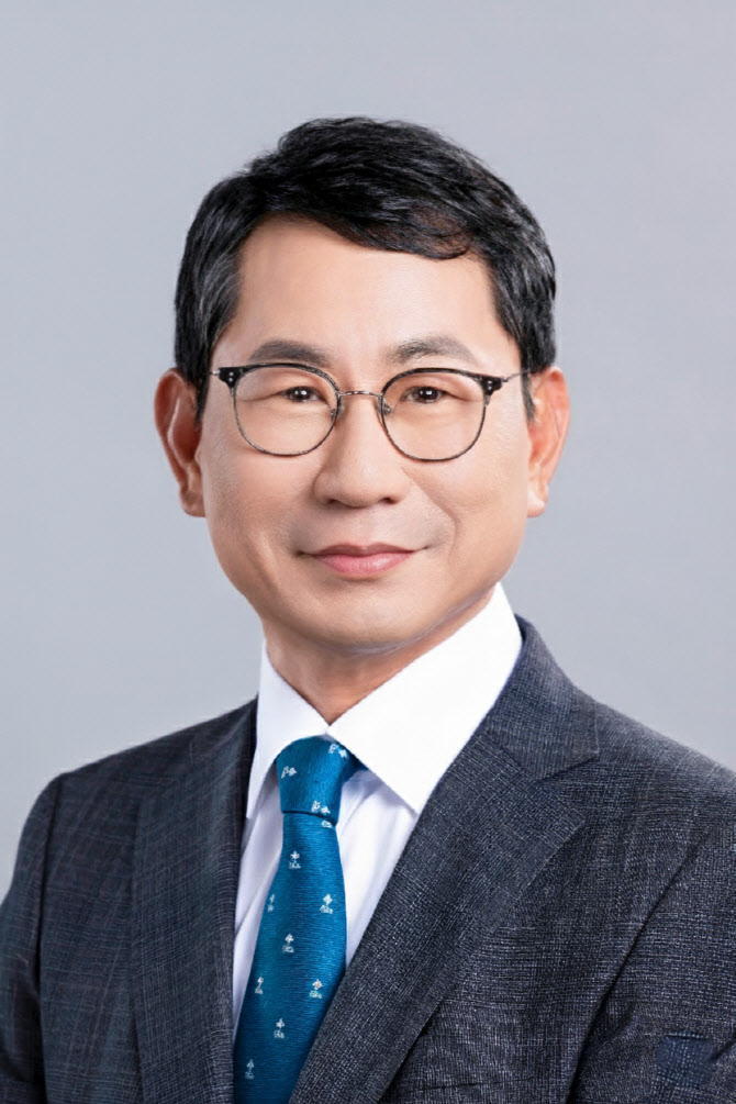 ‘과제 산적’ 프랜차이즈協…차기 회장에 나명석 자담치킨 회장 출마