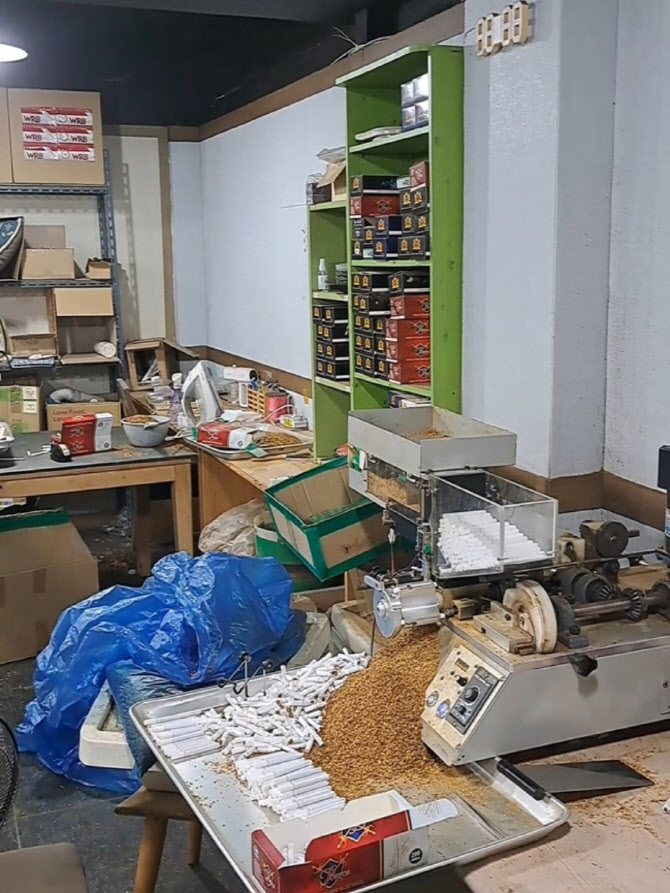 초교 앞 지하, 수상한 사무실…`불법 수제담배` 공장이었다