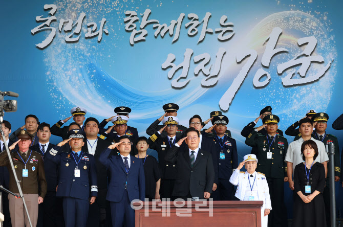 [속보]李대통령 “방위산업 육성해 국방력·경제발전 도모”