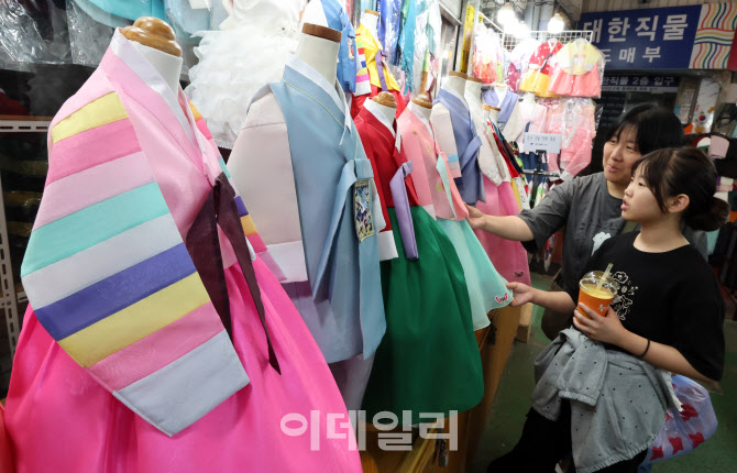 [포토]추석 앞두고 시선 사로잡는 한복