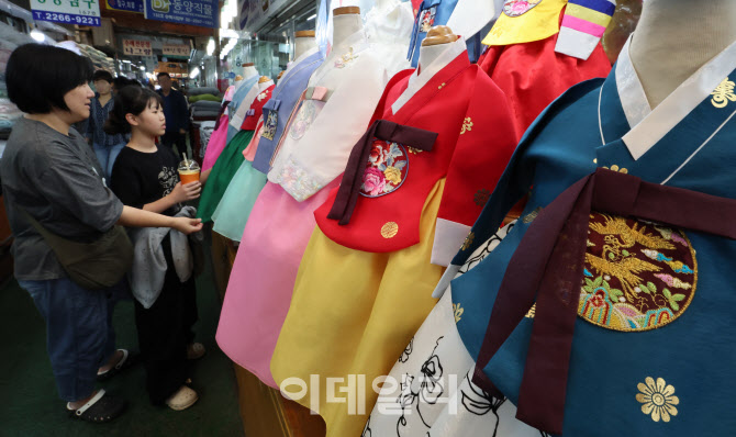 [포토]추석 연휴 앞두고 분주한 한복 매장