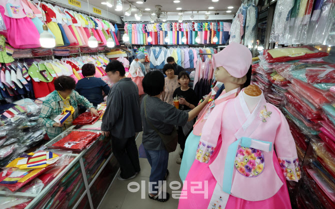 [포토]추석에 입을 예쁜 한복 고르는 시민들