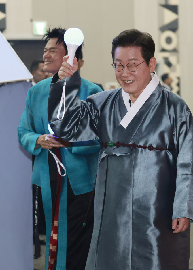 [포토] 응원봉 든 이재명 대통령