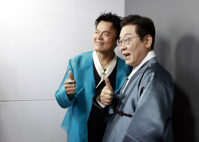 [포토] 이재명 대통령과 박진영 대중문화교류위원회 공동위원장