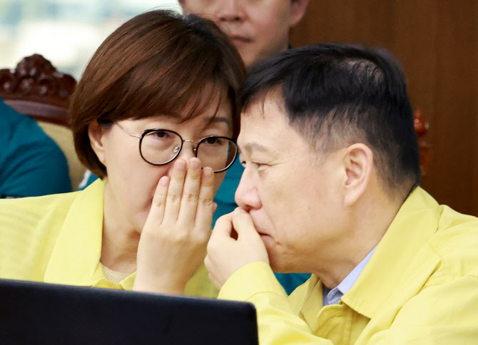 김현지 국감 출석 여야 공방…대통령실 "국회 결정 따르겠단 입장"