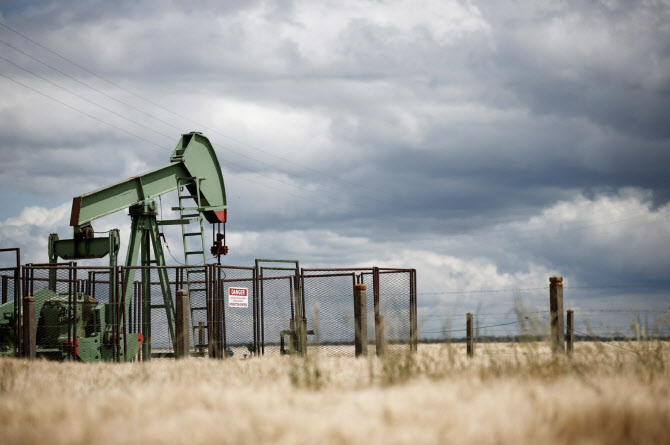 美셧다운·OPEC+ 증산 우려…국제유가 16주 만에 최저치