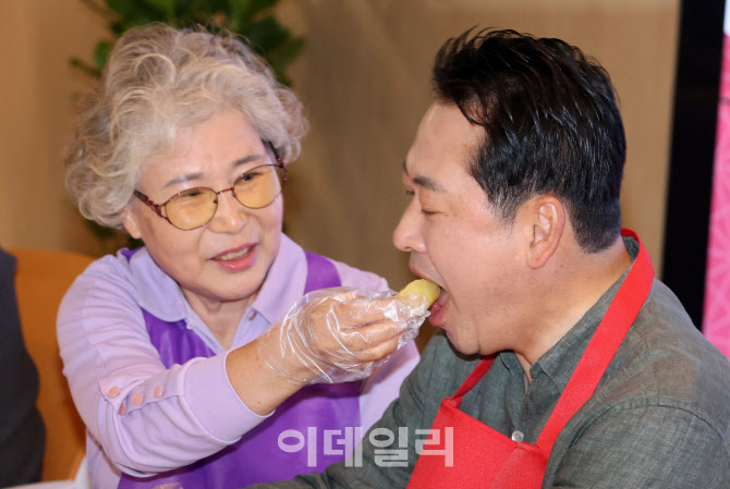 [포토]추석맞이 송편 먹는 장동혁 대표