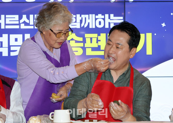 [포토]송편 먹는 장동혁 국민의힘 대표