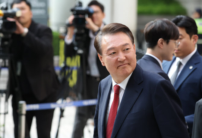 [속보]법원, 윤석열 보석 청구 기각…“증거인멸 염려”