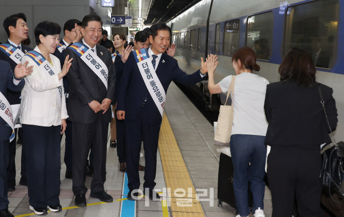 [포토]시민과 하이파이브하는 정청래 더불어민주당 대표
