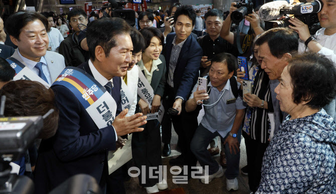 [포토]더불어민주당, 용산역 귀성인사