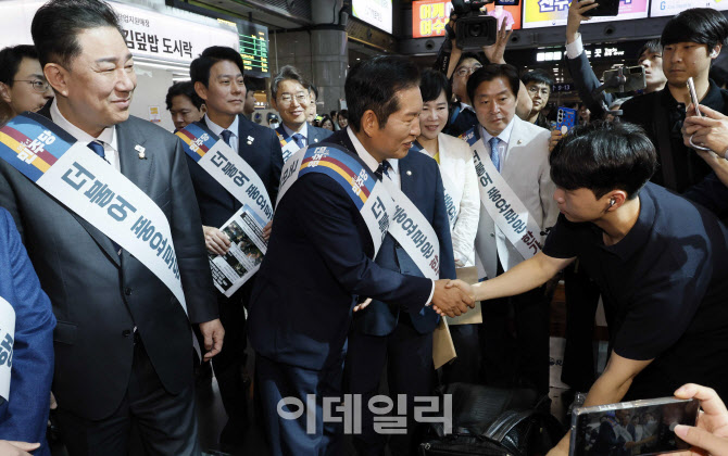 [포토]정청래 더불어민주당 대표, 용산역 귀성인사