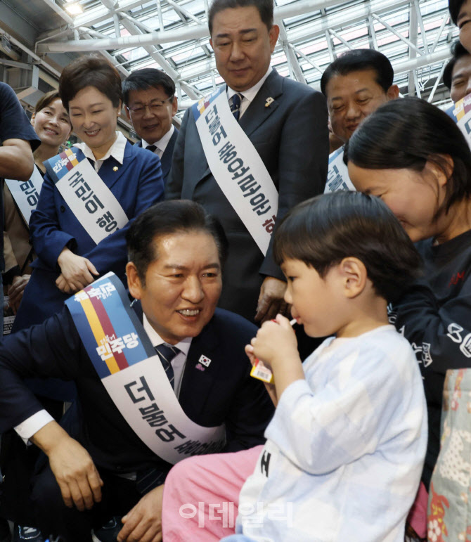 [포토]정청래 더불어민주당 대표, 추석 귀성객에게 인사
