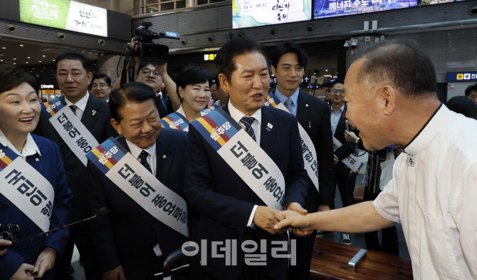 [포토]더불어민주당, 추석 귀성객에게 인사