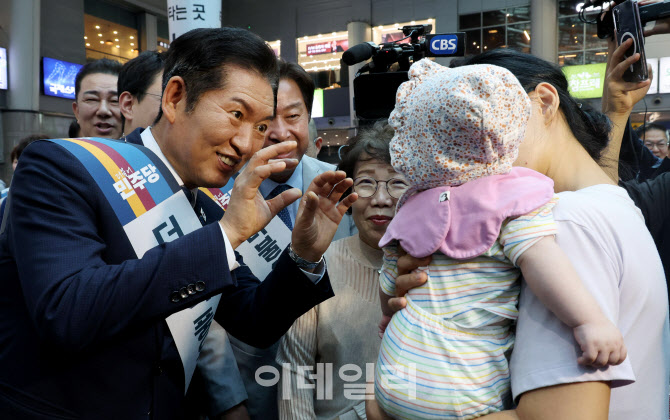 [포토]아이에게 추석 인사하는 정청래 더불어민주당 대표
