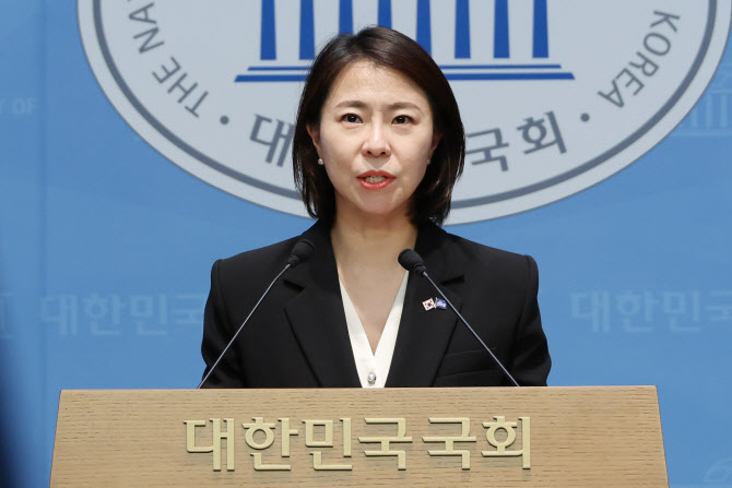 與 "김경, 제명 사유 확인..종교단체 집단입당은 발견 안돼"