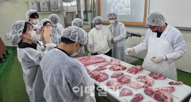 [포토] 축산 현장교육받는 청년창업농 장학생