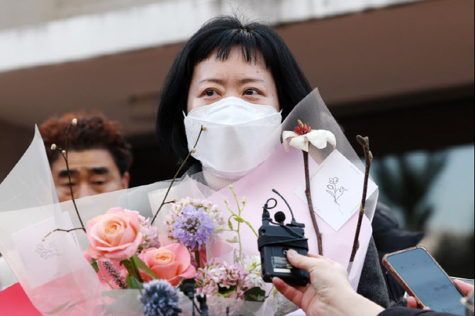 “진실을 찾은 날”…24년 만에 풀려난 ‘친부살해 무기수’ [그해 오늘]
