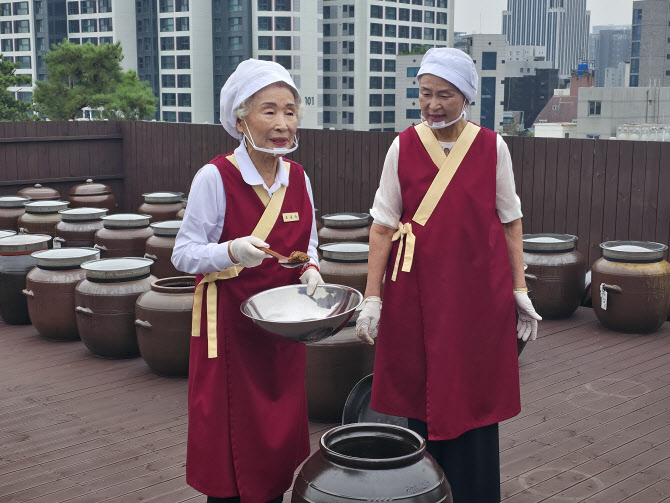 "장 담그고 인생 황금기 찾아왔다"…'장금이'로 취업한 노인들
