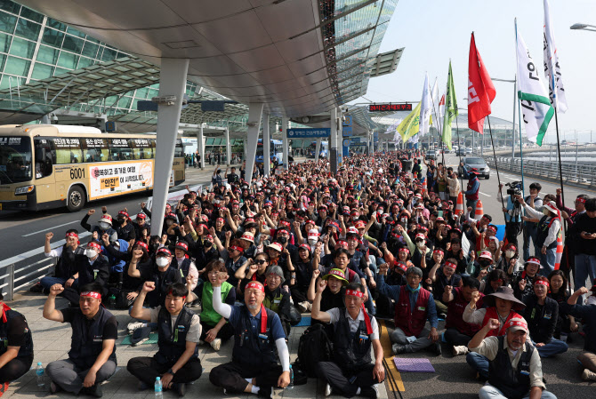 인천 제외 14개 전국 공항 파업 중단…14일 대통령실과 협의