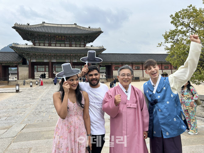 [포토]허민 국가유산청장, '추석 연휴 첫날 궁궐 관람객 맞이'
