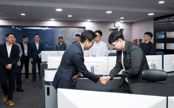 [포토]배경훈 부총리, '인터넷침해대응센터 방문...비상근무 직원 격려'