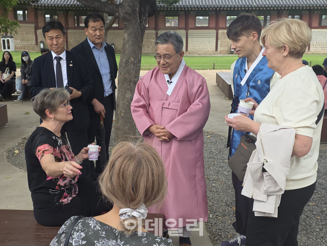 [포토]허민 국가유산청장, '경복궁 방문한 외국인 관람객과 대화'