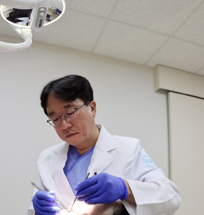 치아 상실한 80세 이상 부모님, 고령 임플란트 치료 가능할까