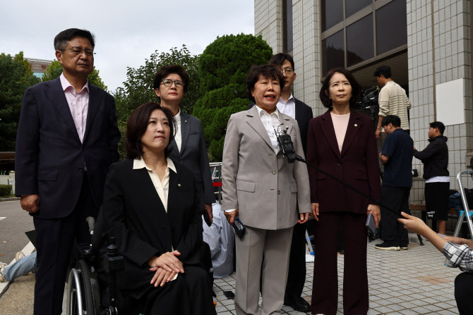 국힘 '이진숙 석방 촉구' 남부지법 방문…"국면 전환용 의심스러워"