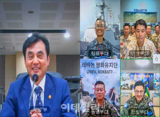 [포토]'해외파병부대 장병 격려하는 안규백 장관'